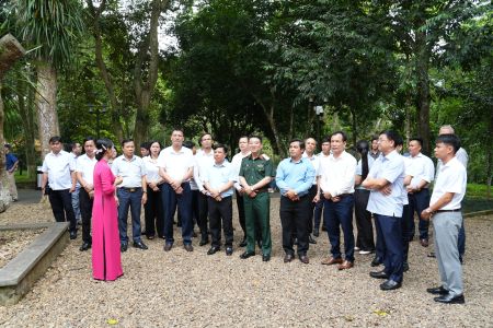Đoàn đại biểu xã Nam Tiền Hải dâng hương tưởng niệm Chủ tịch Hồ Chí Minh và thăm chiến sĩ mới tại Khu Di tích K9