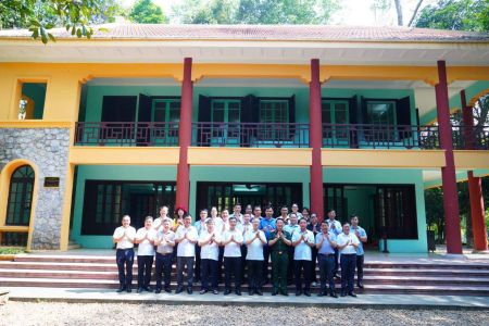 CHI BỘ VỤ THAM MƯU TỔNG HỢP, ĐẢNG BỘ VĂN PHÒNG TRUNG ƯƠNG ĐẢNG DÂNG HƯƠNG TƯỞNG NIỆM CHỦ TỊCH HỒ CHÍ MINH