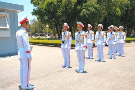 NHỮNG CHIẾN SĨ LĂNG BÁC GIỮA CAO ĐIỂM NẮNG NÓNG