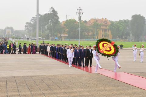 Đoàn đại biểu Quốc hội tham dự Kỳ họp thứ nhất, Quốc hội Khóa XVI vào Lăng viếng Chủ tịch Hồ Chí Minh