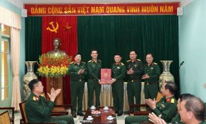 Đoàn cán bộ, học viên Học viện Quốc phòng dâng hương tưởng niệm Bác