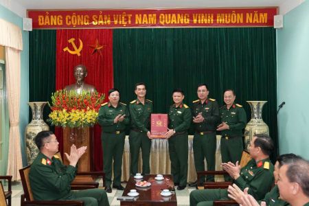 Đoàn cán bộ, học viên Học viện Quốc phòng dâng hương tưởng niệm Bác