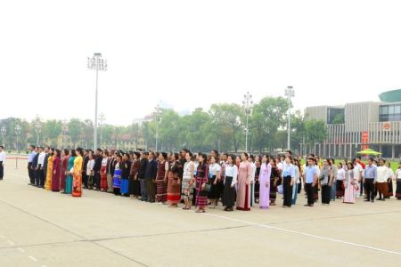 Đoàn đại biểu già làng, trưởng bản, nghệ nhân, người có uy tín đồng bào  các dân tộc báo công dâng Bác