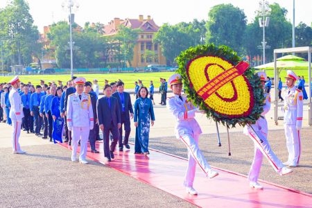 Đoàn đại biểu dự Đại hội XIV Công đoàn Việt Nam vào Lăng viếng Chủ tịch Hồ Chí Minh