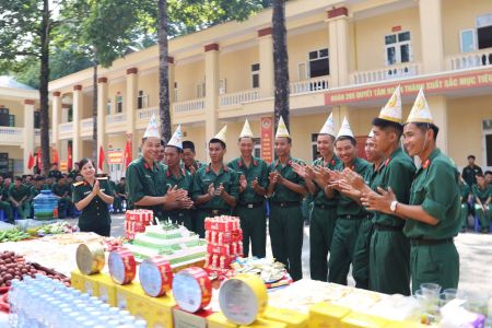  Ấm áp tình đồng đội giữa thao trường nắng gió Đoàn 285