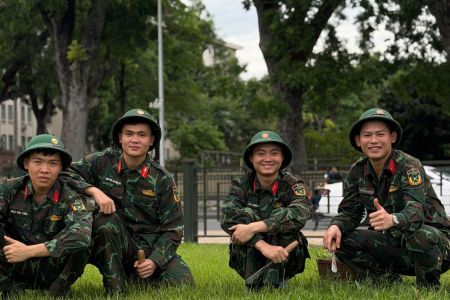 Tuổi trẻ Đoàn 195 xung kích trong chiến dịch Thanh niên tình nguyện Hè với hoạt động “Ngày thứ Sáu tình nguyện tôn tạo cảnh quan, môi trường khu vực Lăng”
