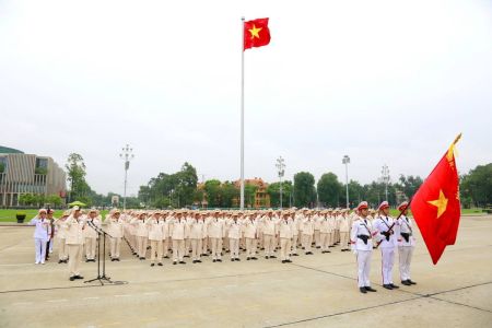 Đoàn đại biểu Lực lượng An ninh nhân dân Công an thành phố Hà Nội  báo công dâng Bác