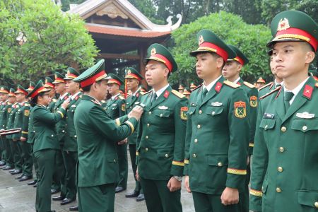 Đoàn cán bộ, học viên Trường Sĩ quan Chính trị báo công dâng Bác
