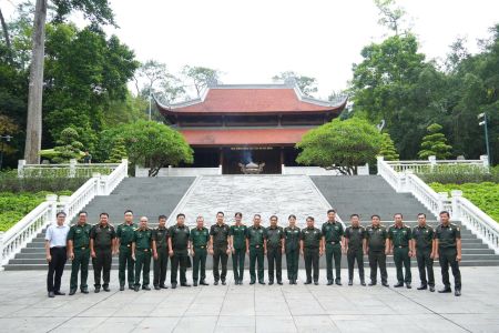 Đoàn đại biểu Lớp tập huấn công tác pháp chế Cục Pháp luật Bộ Quốc phòng Lào dâng hương và tham quan Khu Di tích K9