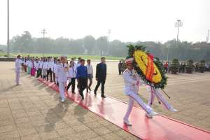Đoàn đại biểu Chương trình “Chia sẻ cùng thầy cô” năm 2018 dâng hoa và vào Lăng viếng Chủ tịch Hồ Chí Minh