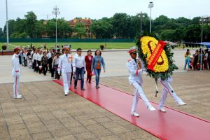 Đoàn đại biểu Người có công với cách mạng quận Hải Châu, thành phố Đà Nẵng vào Lăng viếng Chủ tịch Hồ Chí Minh