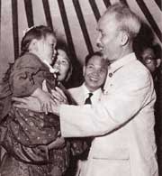 Ho Chi Minh trong mat mot nguoi tung o phia ben kia1