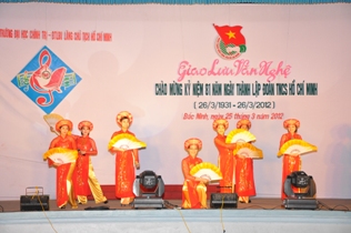 Giao luu truong chinh tri. linh thieng hao hoa